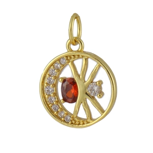 Détail du pendentif doré avec pierre rouge ovale et zircons motif lune et étoile