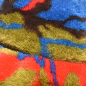 Gros plan sur la texture épaisse en laine d'agneau tie-dye rouge, bleue et verte