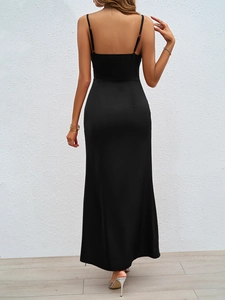 Détail de la vue arrière d'une robe longue noire dos nu à fines bretelles et fente