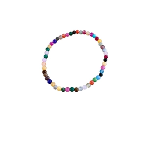 Farbenfrohes Erdbeerquarz Perlenarmband mit lebhaften geometrischen Edelsteinen