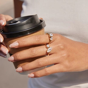 Bague minimaliste en acier inoxydable plaqué or 18K avec zircons marquise et ronds