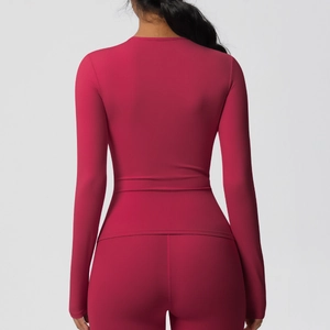 Vue arrière du haut de sport magenta à manches longues et de l'ensemble legging assorti