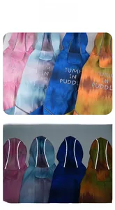 Detailansicht der Batik-Hunderegenjacke mit Reflektorstreifen und aufgedrucktem Slogan