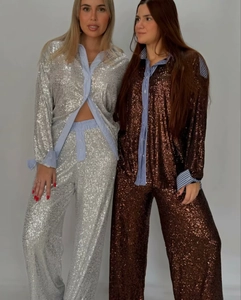 Détail d'ensemble chemise sequins manches longues et pantalon avec empiècement rayé