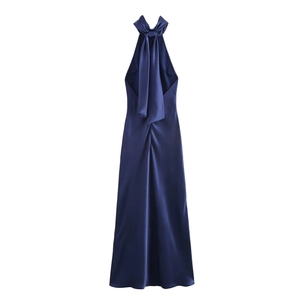 Détail de la robe licou élégante en satin bleu foncé avec texture soyeuse et dos nu raffiné