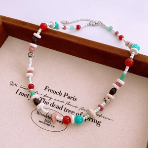 Dettaglio di una collana bohémien con perline colorate in turchese in una scatola