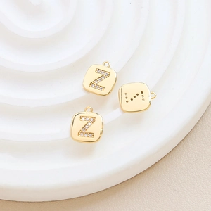 Detail quadratischer Goldanhänger Buchstabe Z mit Zirkon-Inlay für DIY-Schmuck