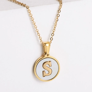 Collar minimalista de acero bañado en oro 18k con colgante de nácar y letra S
