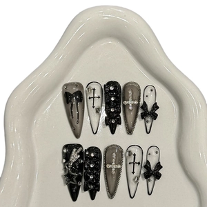 Faux ongles Stiletto Gothiques faits main avec papillon noir et détails en métal