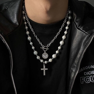 Ensemble de colliers superposés en perles avec croix en strass et pendentif smiley
