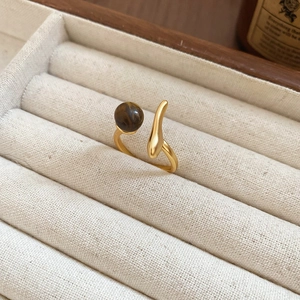 Unregelmäßiger Vintage-Ring mit Tigerauge und Gold-Finish auf Schmucktablett