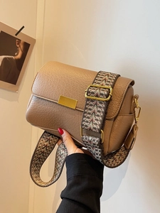 Petit sac bandoulière élégant en similicuir marron avec large sangle tissée rétro