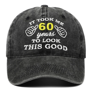 Detalle del bordado del 60 cumpleaños en una gorra de algodón negro lavado vintage