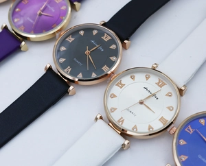 Vue détaillée de montres à quartz avec bracelets colorés et cadrans à chiffres romains