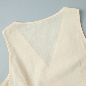 Détails du col en V sur cette robe d'été minimaliste en coton et lin beige clair