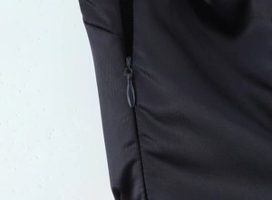 Détail de la fermeture éclair invisible noire de qualité sur la robe dos nu