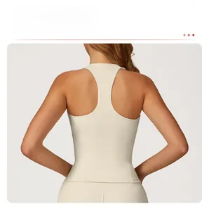 Dettaglio del gilet da yoga beige con trama in maglia e design sportivo con dorso a V