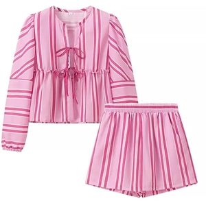 Détail de l'ensemble rayé rose avec manches lanternes à nouer et finitions volantées