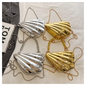 Dettaglio borse in acrilico a conchiglia con perline metalliche in oro e argento