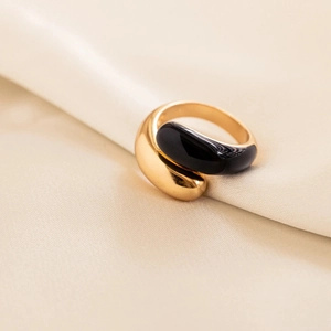 Dettaglio dell'anello in ottone placcato oro 18K con smalto nero su seta