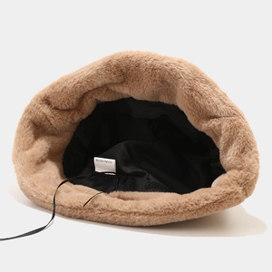 Détail intérieur du bob en peluche avec étiquette 100% polyester et cordon réglable
