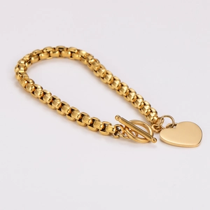Bracciale alla moda in acciaio inossidabile dorato con ciondolo a cuore e chiusura a levetta