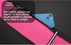 Détail de la ceinture de sport imperméable avec poche zippée et un smartphone bleu
