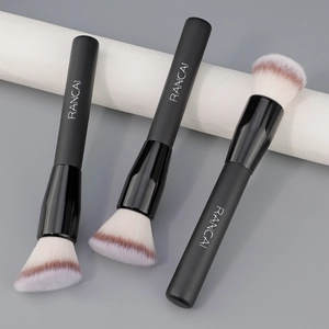 Set de trois pinceaux de maquillage avec manches noir mat et poils en fibres dégradées