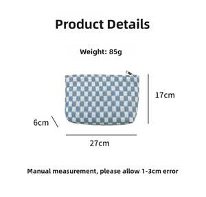 Detailed size chart for knitted checkered makeup bag with dimensions and weight