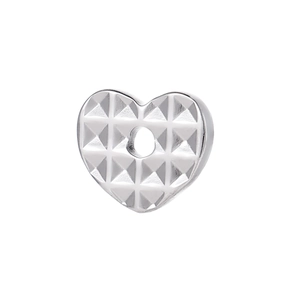 Dettaglio di ciondolo a cuore argento con motivo a borchie per creazione gioielli DIY