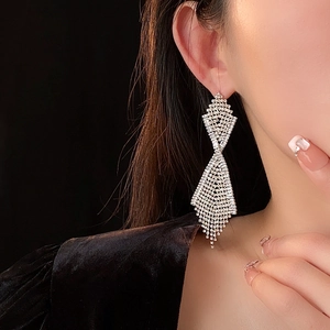 Nahaufnahme der silbernen Diamant-Ohrringe mit Fransen, getragen von einem Modell