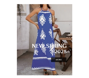 Detailansicht des tiefblauen Neckholder-Ausschnitts mit Paisley-Mustern