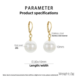 Dettaglio orecchino con perla da 10mm e gancio in acciaio inossidabile placcato oro 18K