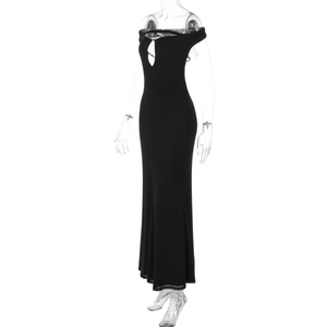 Détail d'une robe longue noire dos nu avec découpes et épaules dénudées coupe ajustée