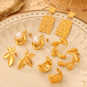 Lot de 5 boucles d'oreilles en acier doré avec perles et textures géométriques