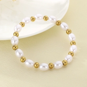 Dettaglio di perle d'acqua dolce ovali e perle d'oro 18K con elegante chiusura a T