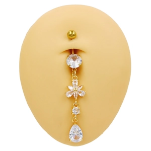 Détail d'un piercing de nombril à fleur avec zircon rose et pendentif goutte sur modèle