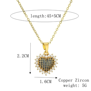Détail pendentif cœur avec zircons bleus et clairs, collier en cuivre de 2,2x1,6 cm