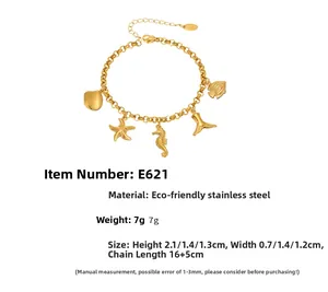 Détail de pendentifs étoile de mer et coquillage dorés 18 carats sur bracelet océan acier