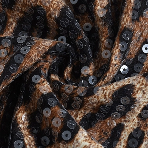 Vue macro du tissu léopard avec des paillettes transparentes et finition texturée