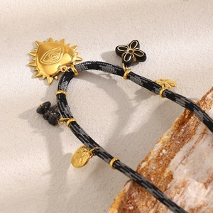 Collier rétro avec pendentifs cœur et œil plaqués or 18K sur cordon tressé