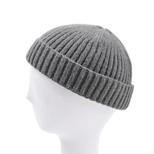 Texture détaillée du bonnet en maille grise montrant le tissu côtelé sur un modèle