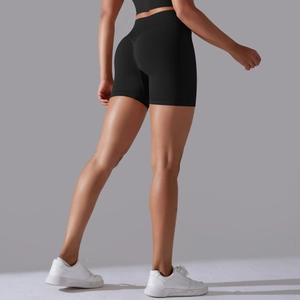 Détail du short de yoga noir à taille haute avec couture de levage de fesses