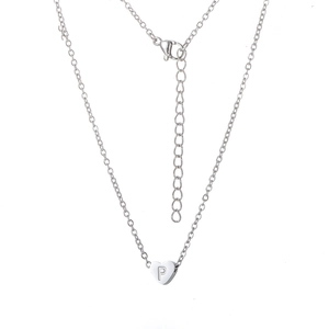 Vue détaillée du pendentif cœur en argent avec la lettre P gravée sur une chaîne