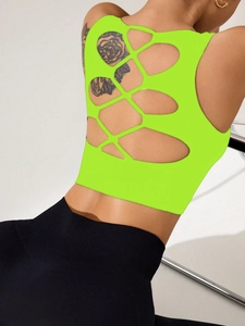 Détail des bretelles croisées et du design évidé sur le gilet de sport vert néon