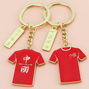 Porte-clés T-shirt en métal rouge thème Chine avec détails dorés sur fond rose