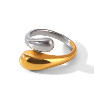 Dettaglio macro dell'anello aperto a goccia bicolore oro e argento con linee sinuose