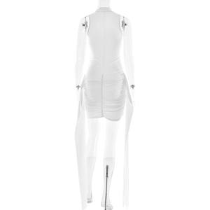 Détail de la mini robe blanche avec longs rubans d'épaule et design froncé au dos