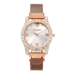 Détail du bracelet en maille or rose et de la lunette en strass d'une montre à quartz