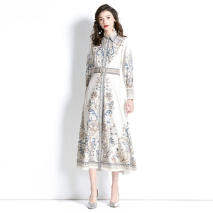 Vintage-bedrucktes Maxikleid mit Laternenärmeln und passendem Gürtel in Cremeweiß-Blau